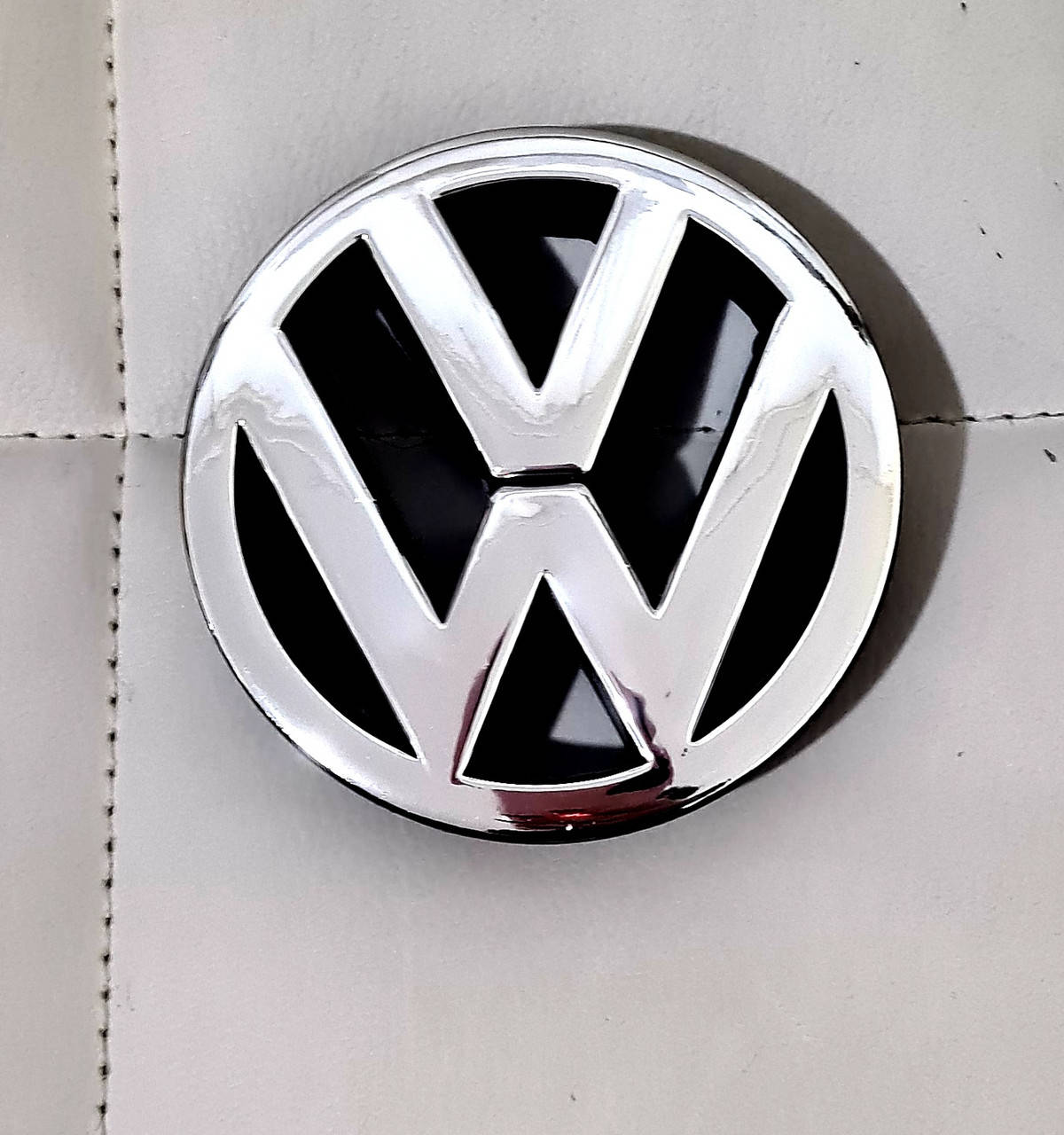 

Эмблема значок на решетку радиатора Volkswagen VW T-4, Golf3 95-04 (D=98)