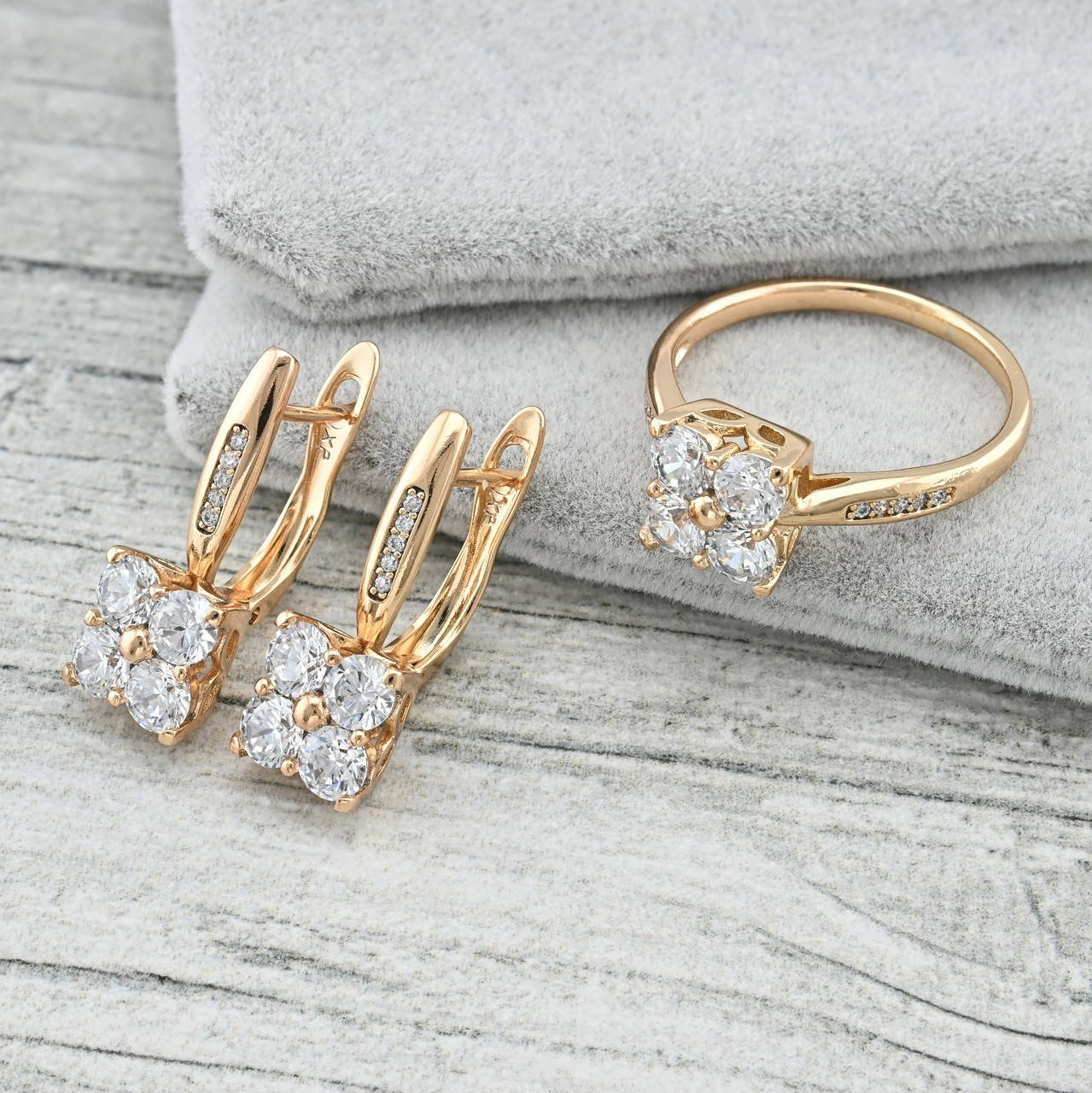 

Набор Xuping 35553 кольцо + серьги 21х8 мм белые фианиты позолота 18К размер 18