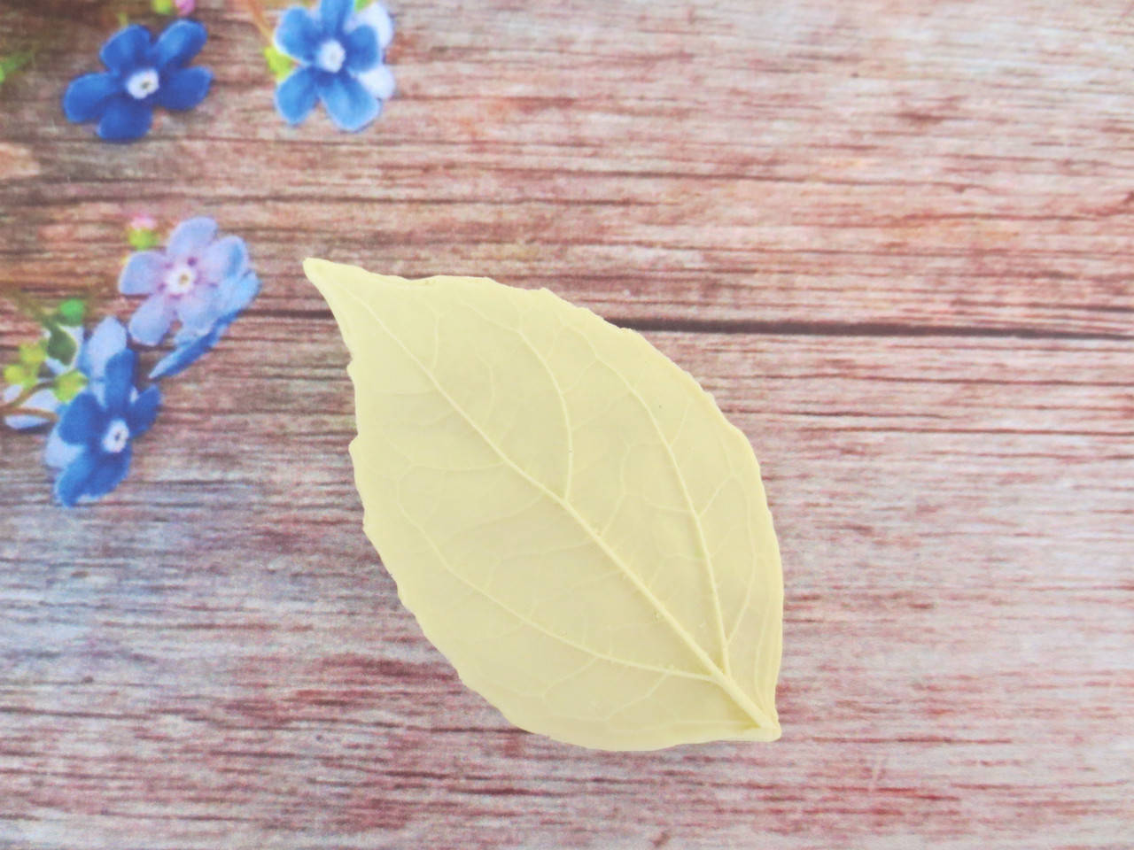 

Молд "Лист жасмина" (р-р 6х3,5 см)