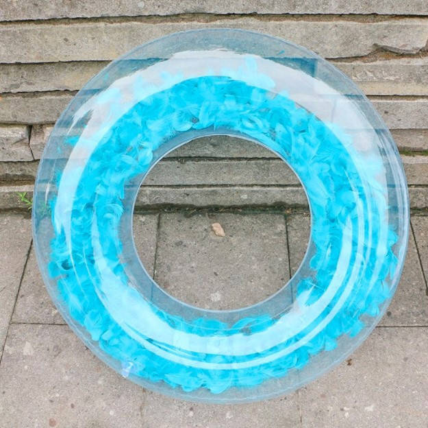 

Круг надувной numerous star прозрачный с перьями для детей голубой диаметр 70 см