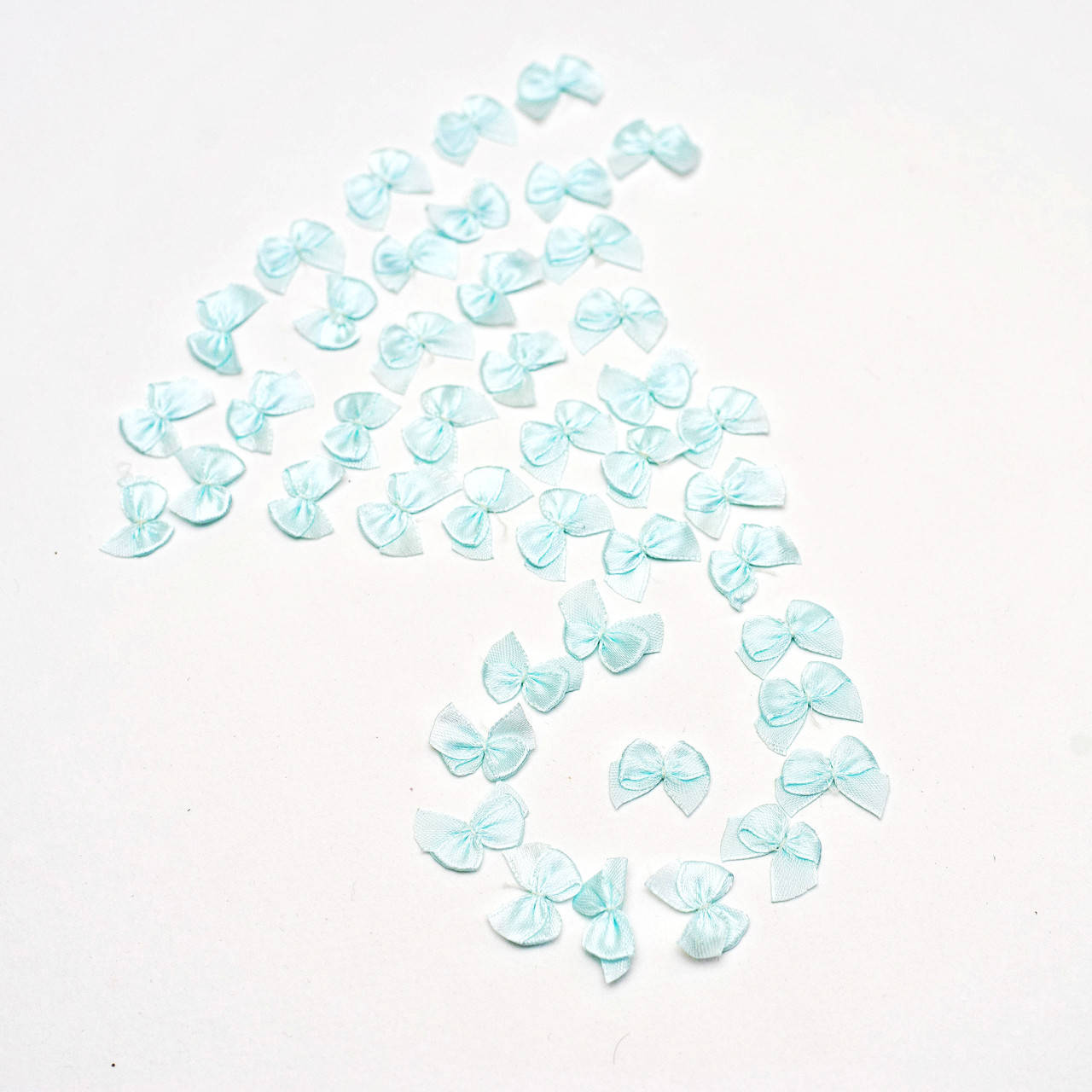 

Бантик декоративный из атласной ленты / цвет светло-мятный / размер 2,0*1,5 см / заказ от 1 упаковки ( 20 шт)