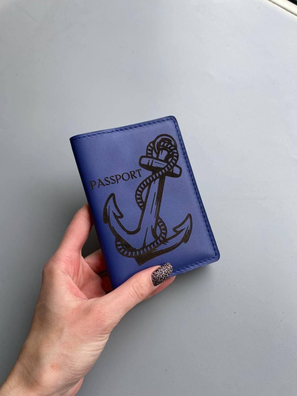 

Кожаная обложка для паспорта (на загранпаспорт, паспорт старого образца) фиолетовая с гравировкой, Фиолетовый