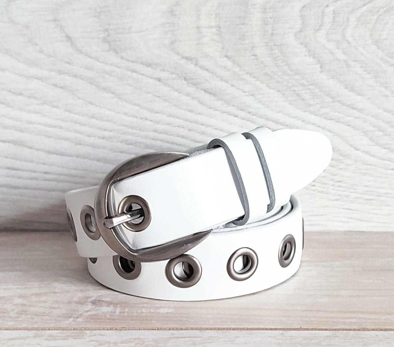 

Ремень женский кожаный 3см белый с люверсами