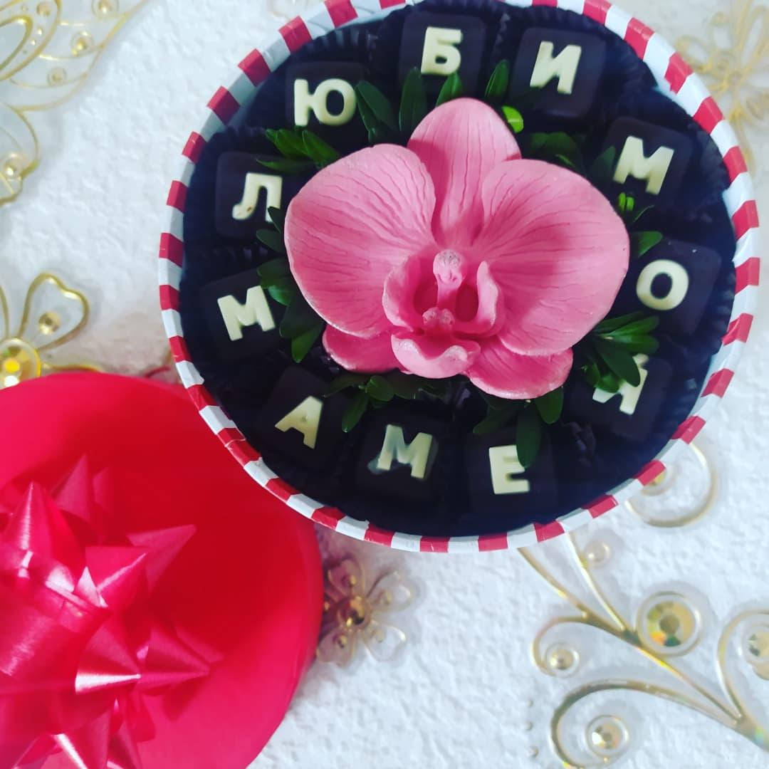 

Шоколадные цветы в шляпных коробках