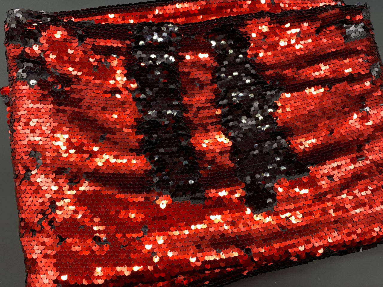 

Ткань пайетка двухсторонняя. Цвет красно-черная.., Бордовый