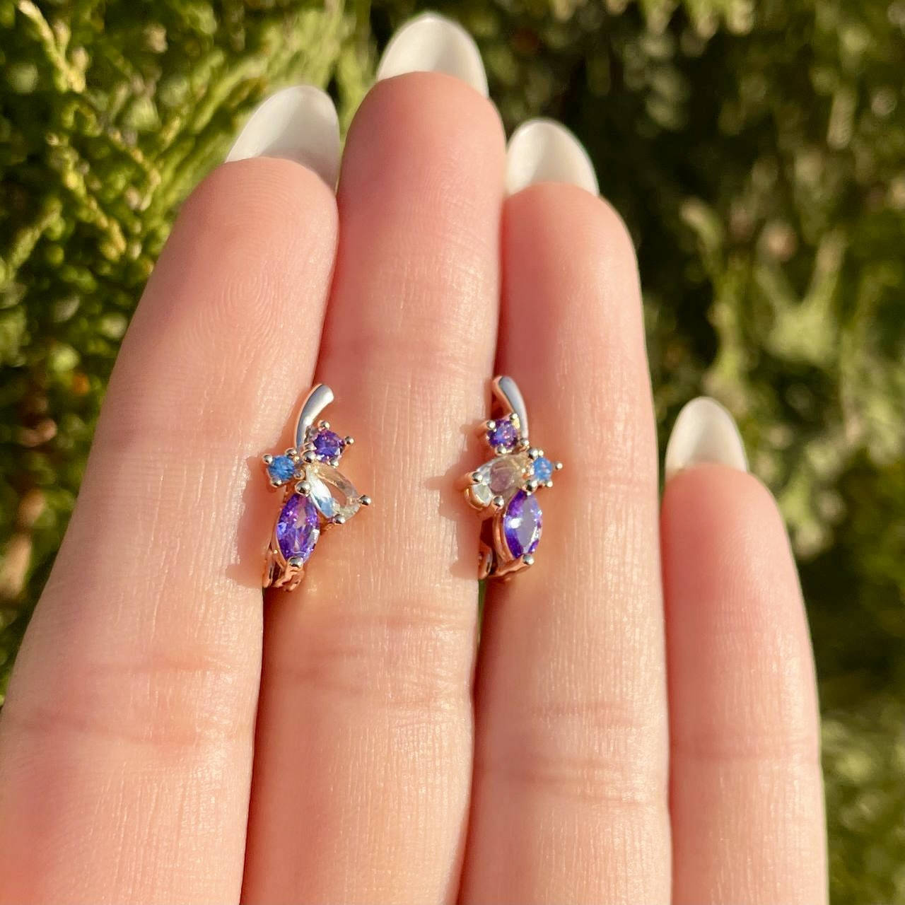 

Позолоченные серьги с разноцветными цирконами.