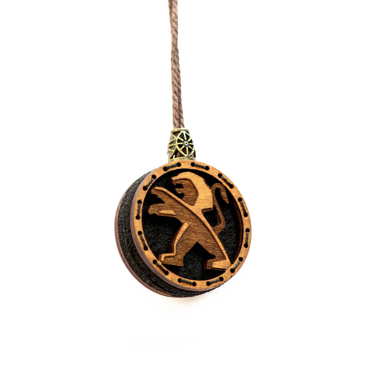 

Ароматизатор деревянный в машину Peugeot ручной работы, 5 см. Опівнічна ваніль