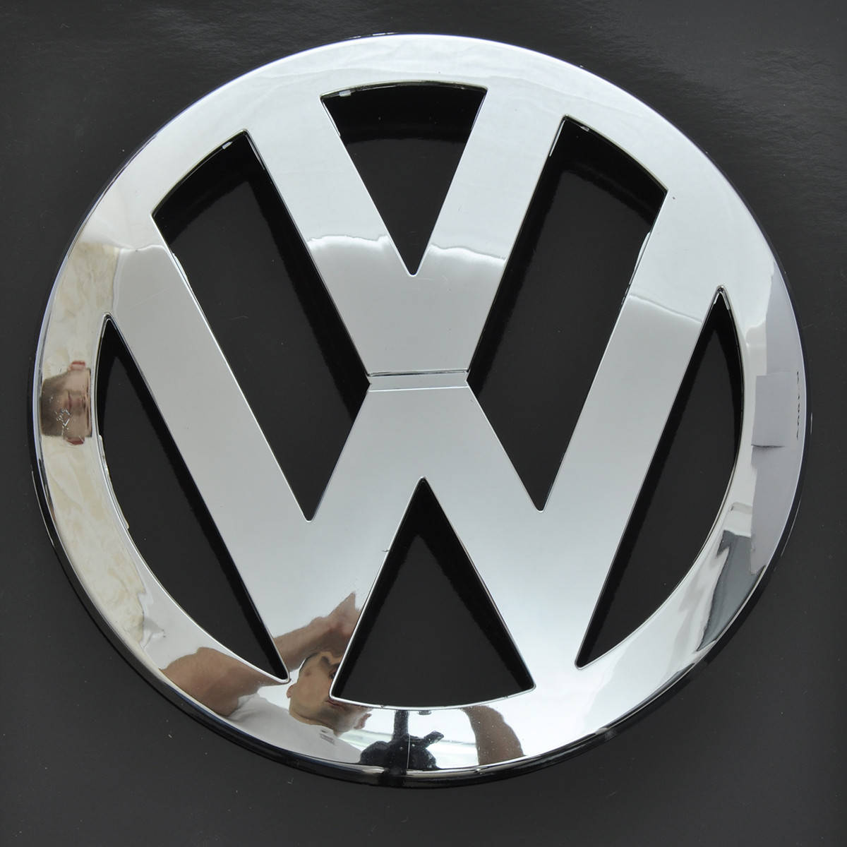

Эмблема VW T-5 перед/пластик/защелка/выпуклая (03-10) D165 (7EO 853 601 739)