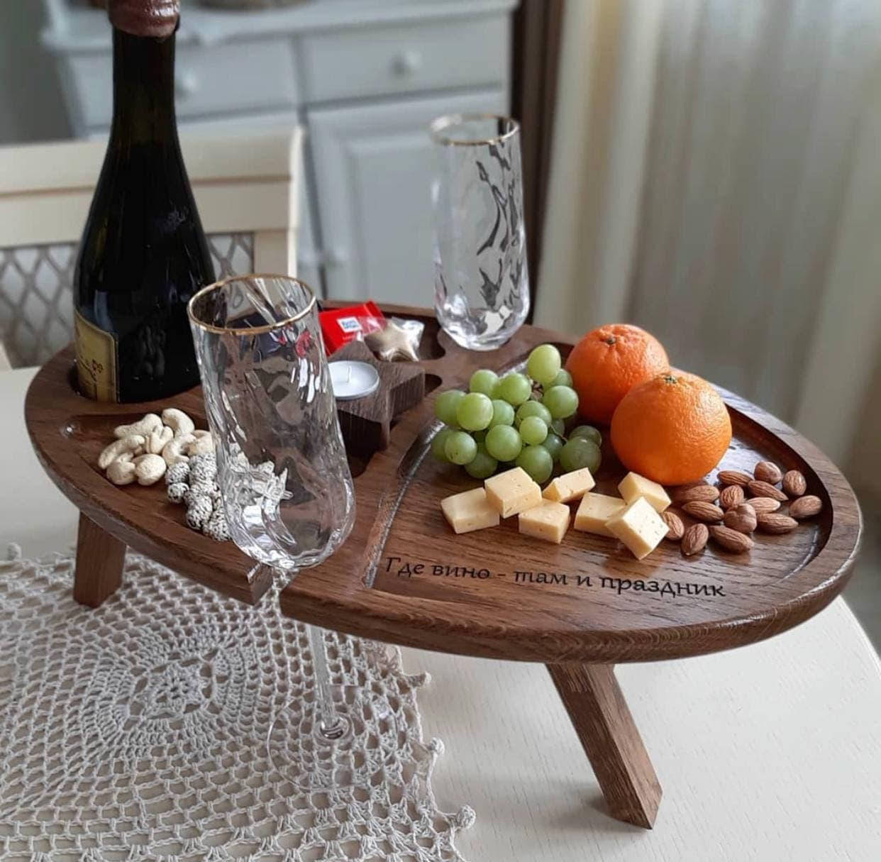 

Винный Овальный столик из дуба с отверстием для бутылки и 2 отверстия для бокалов