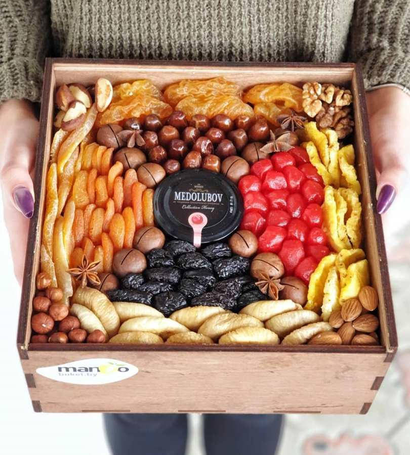 

Подарочная коробка с сухофруктами №17