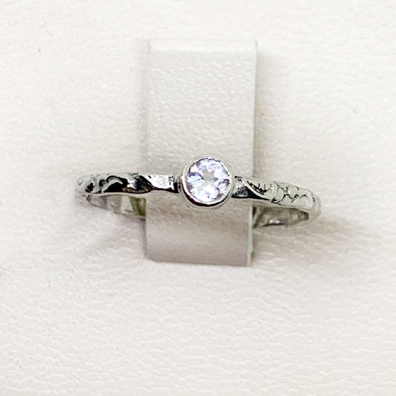 

Кольцо серебряное с горным хрусталем 17 0,99 г