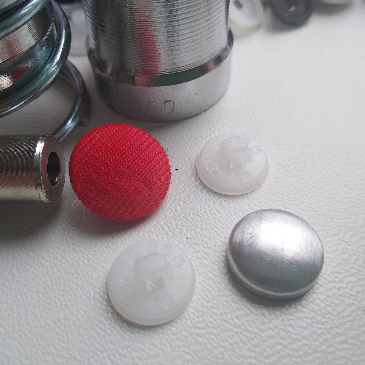 

Ґудзики під обтяжку № 20 (11,5 мм) на білій пластиковій ніжці