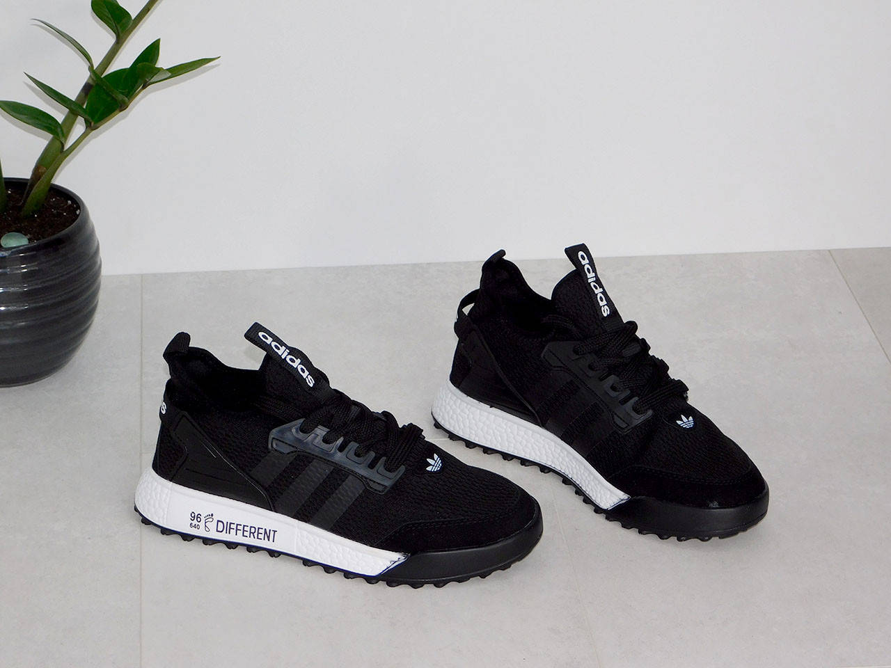 

Мужские кроссовки adidas different черные весна-лето 42, Черно-белый