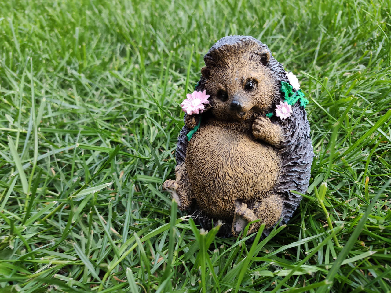 

Садовая фигура "ёжик с цветочками". декоративная садовая фигура., Серый