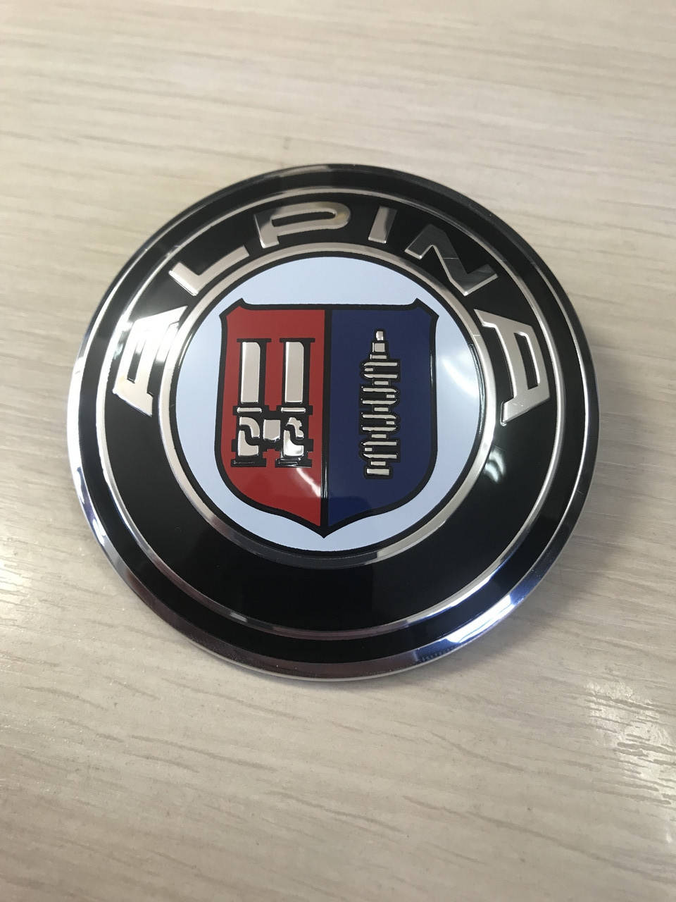 

Эмблема BMW Alpina на капот/багажник 8 13237505/103334-10 82мм. Черная