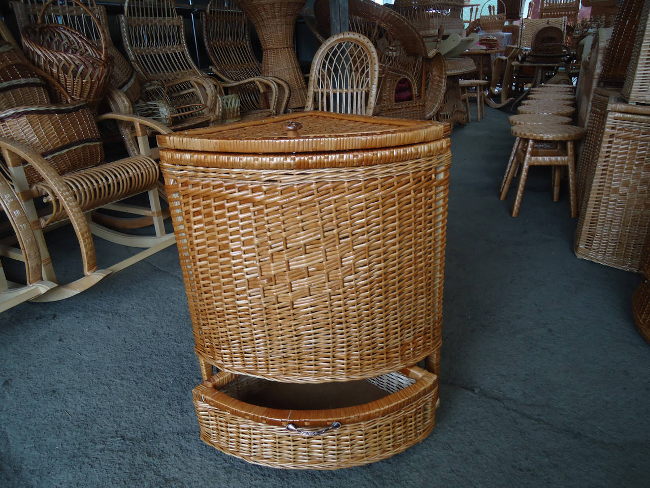 

Ящик угловой с шуфладкой для белья плетеный из лозы, Песочный