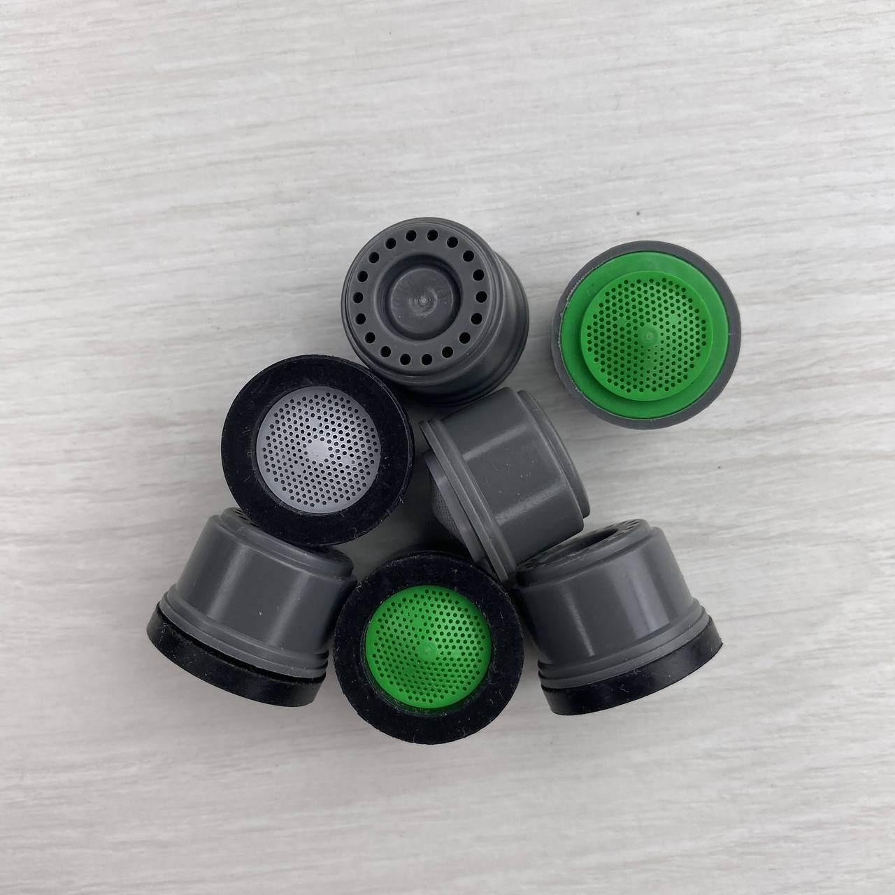 

Водосберегающая насадка А2Е 2 л/мин - 65% экономии воды, Темно-серый