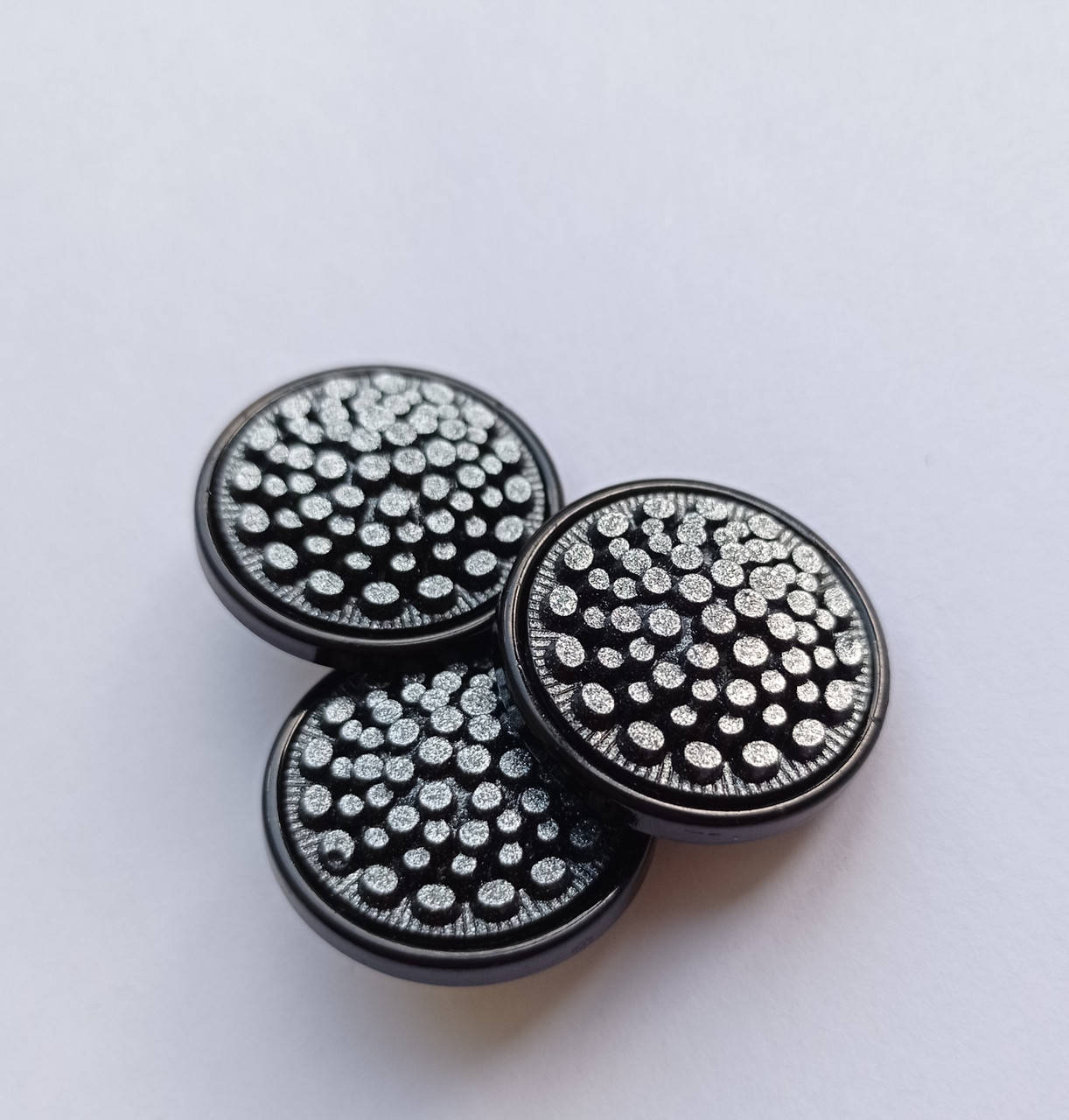 

Пуговица на ножке черная с серебром, объемная, рельефная 28 мм