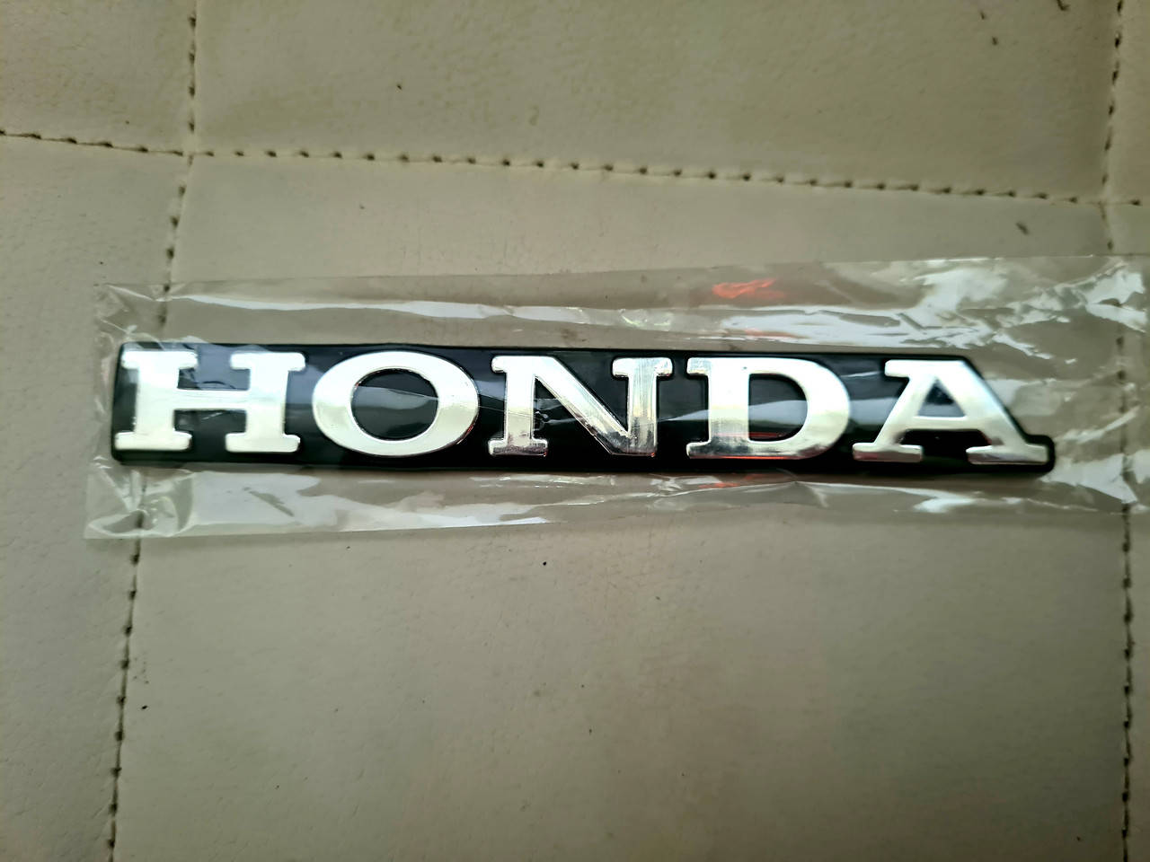 

Эмблема значок на багажник, надпись на багажник Honda (142x19) чорний фон