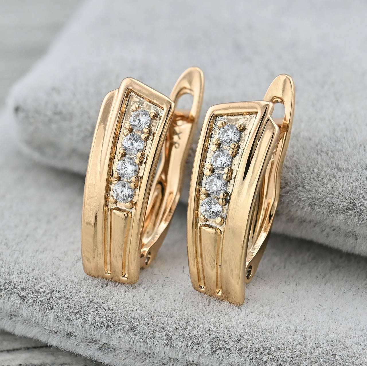 

Серьги Xuping 37388 размер 16х6 мм белые фианиты вес 2.2 г позолота 18К