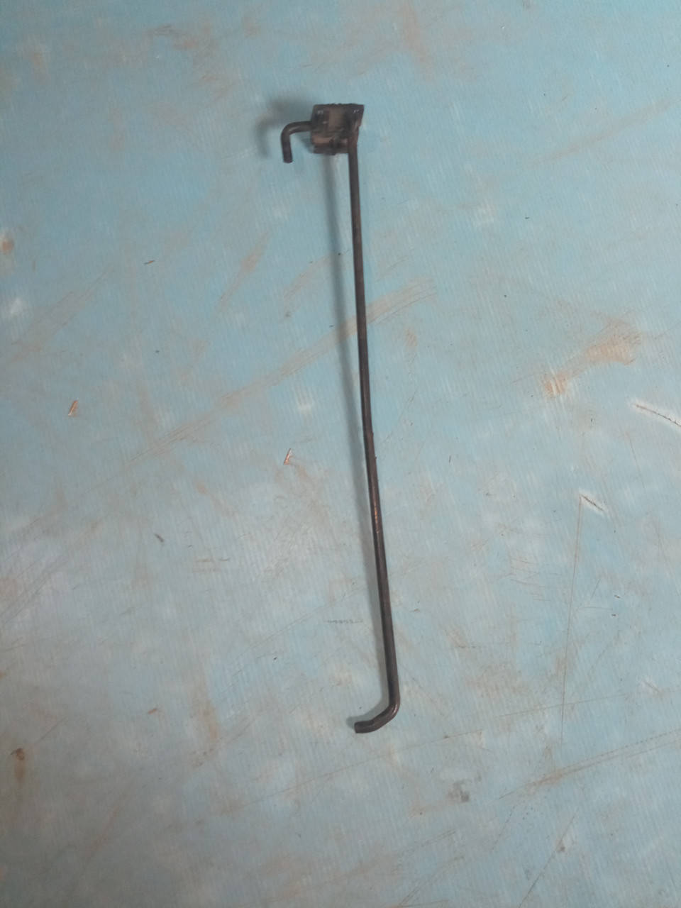 

Держатель капота на renault kangoo 7703077446