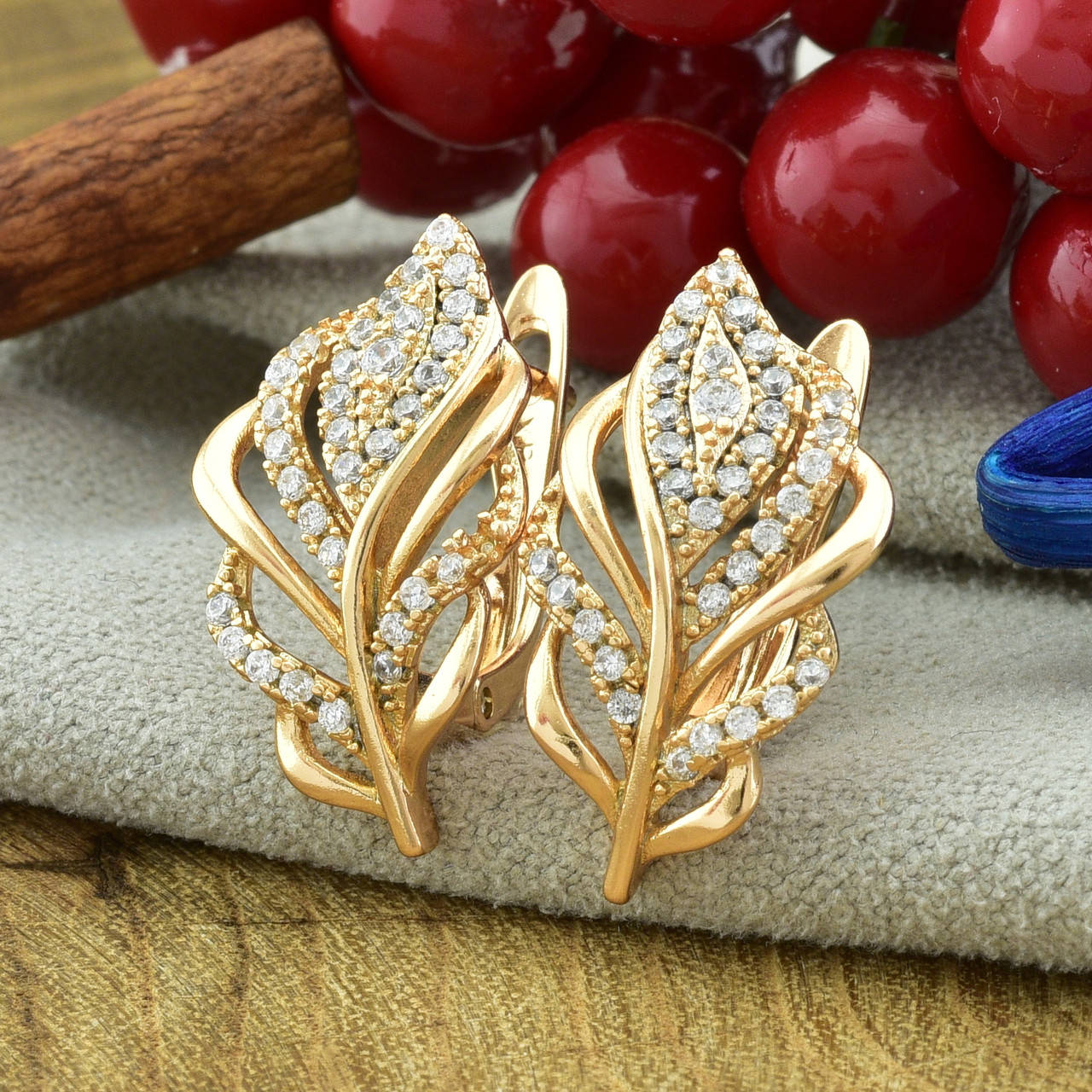 

Серьги Xuping 27472 размер 21х12 мм белые фианиты вес 3.1 г позолота 18К