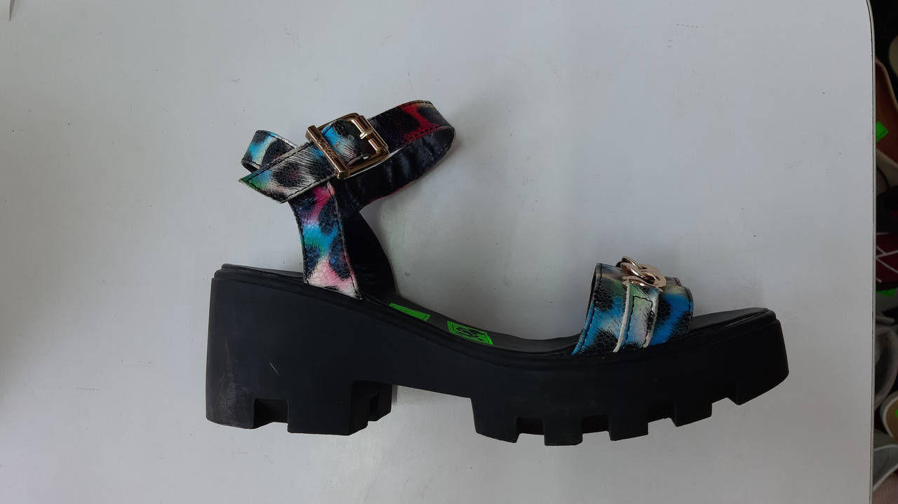 

Босоножки на толстой подошве кожаные