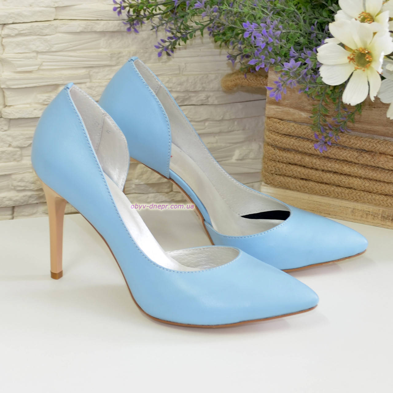 

Женские кожаные туфли на шпильке, цвет голубой