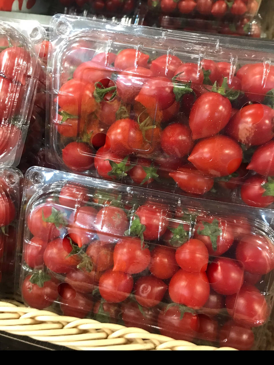 

Помідор червоний чері в коробці