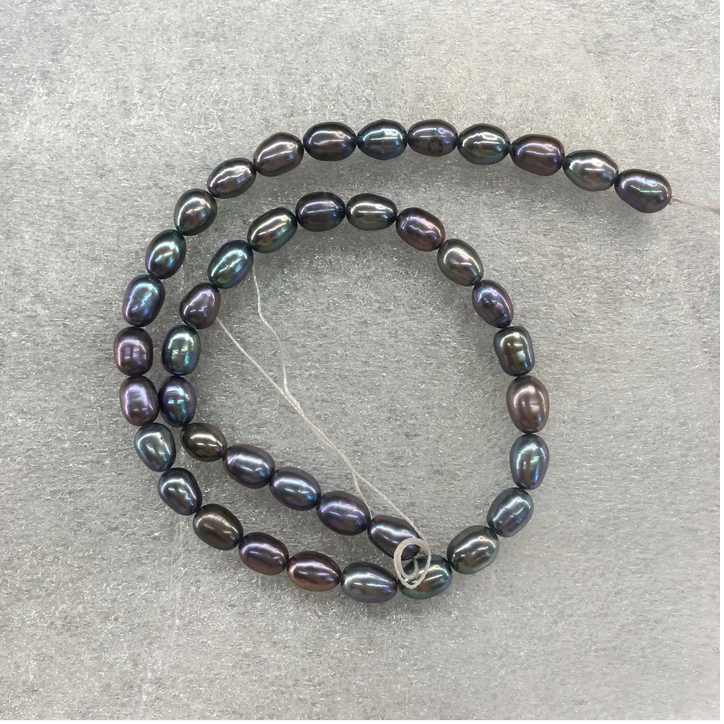 

Жемчуг натуральный речной на нитке "рис" бензиновый 7*9 (+-) L=36см