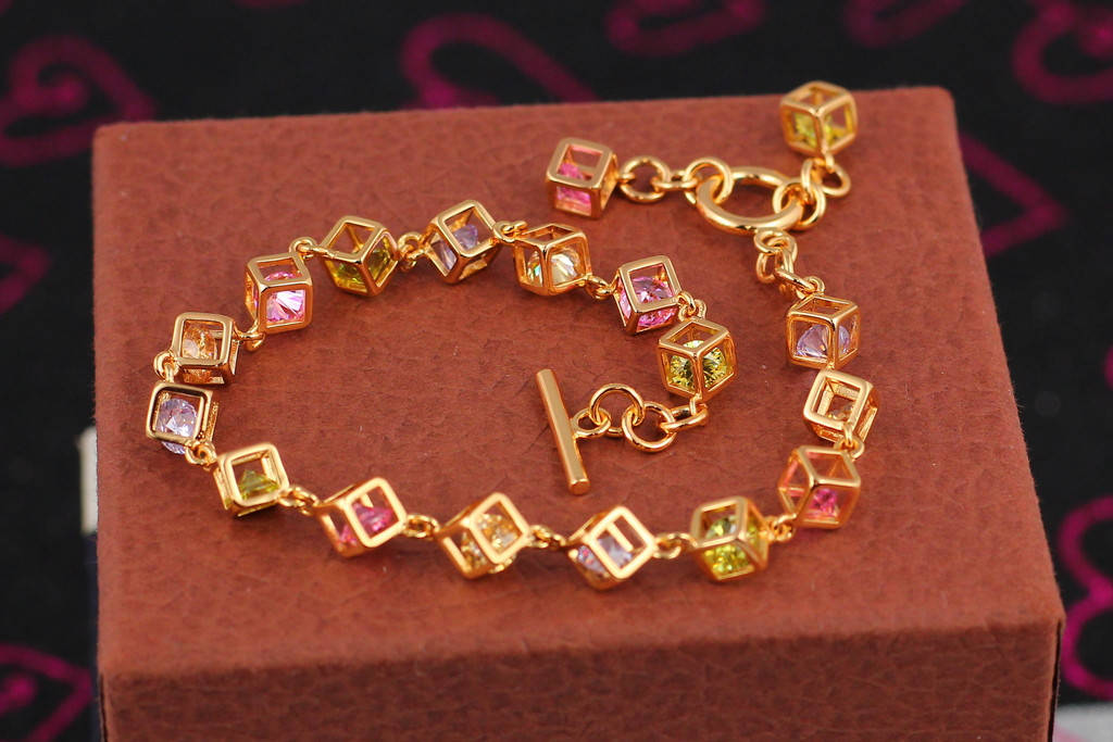 

Браслет Xuping Jewelry кубики с разноцветными камнями внутри 19 см золотистый