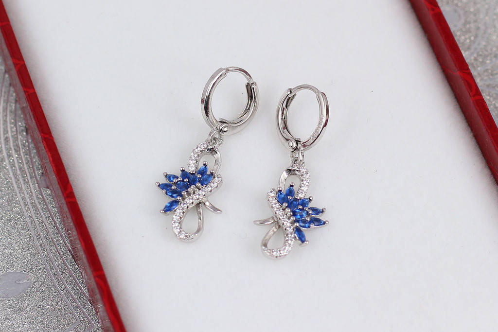 

Серьги подвески Xuping Jewelry с синими камнями 3,3 см серебристые