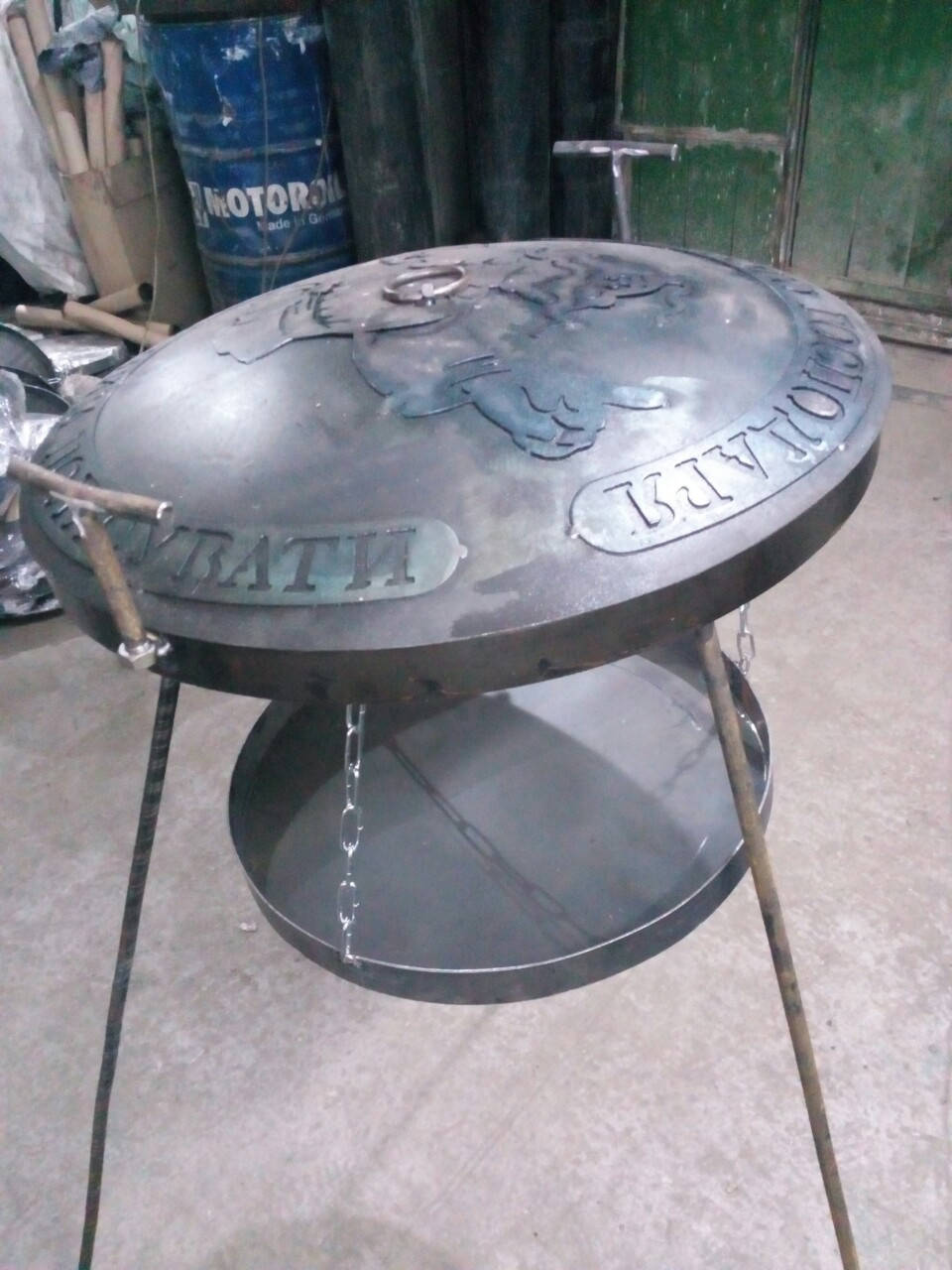 

Сковорода из диска бороны 50 см с гравированной крышкой и подвеской для огня с цельными ножками в комплекте, Черный