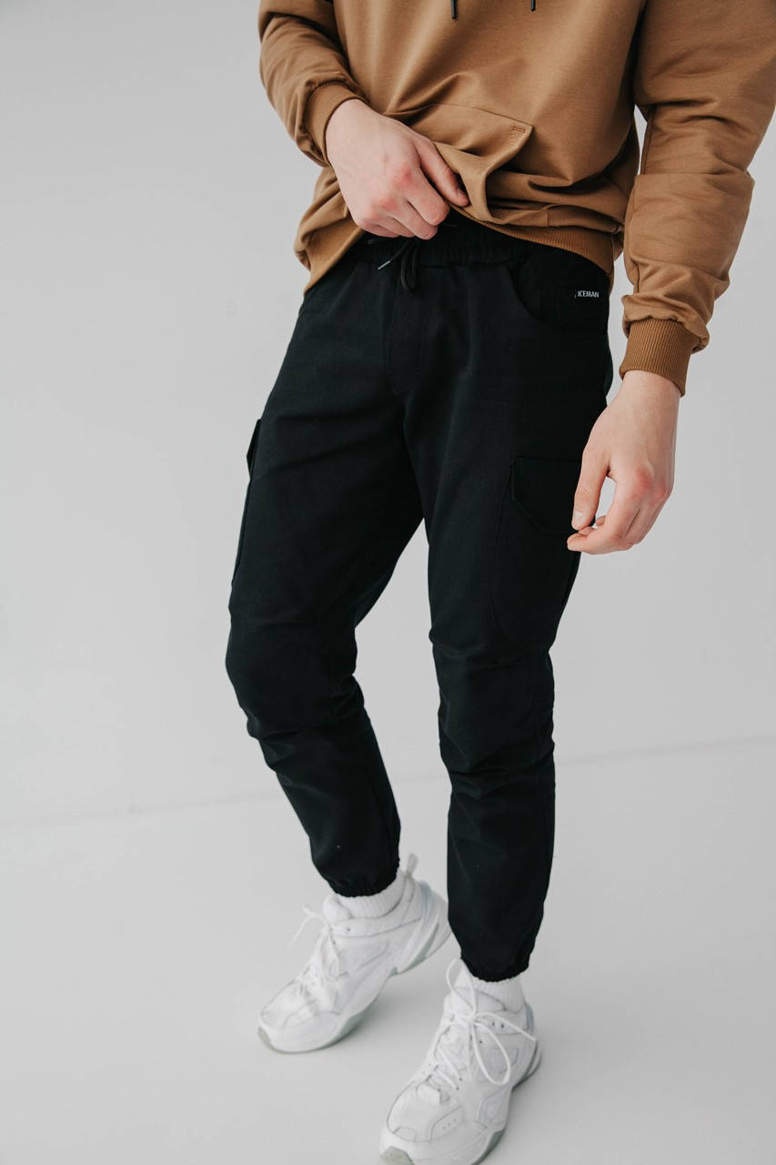 

Джогеры карго трикотажные мужские спортивные повседневные с накладными карманами черного цвета