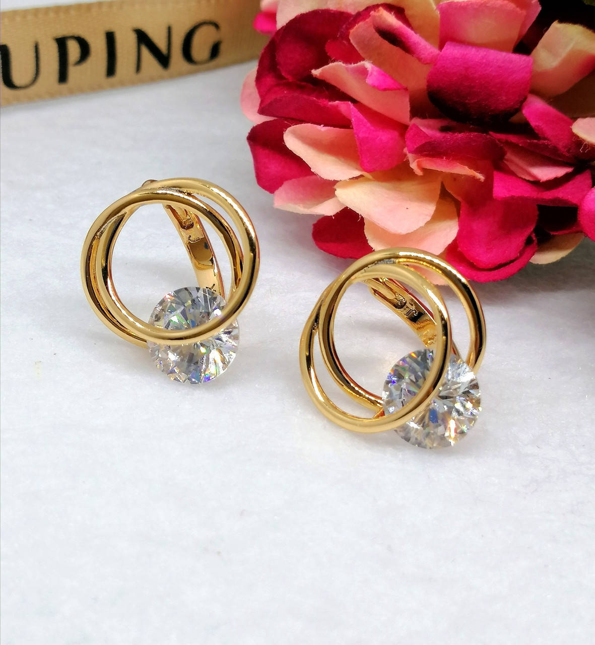

Серьги колечки из медицинского золота с камнем. Ювелирная бижутерия Xuping