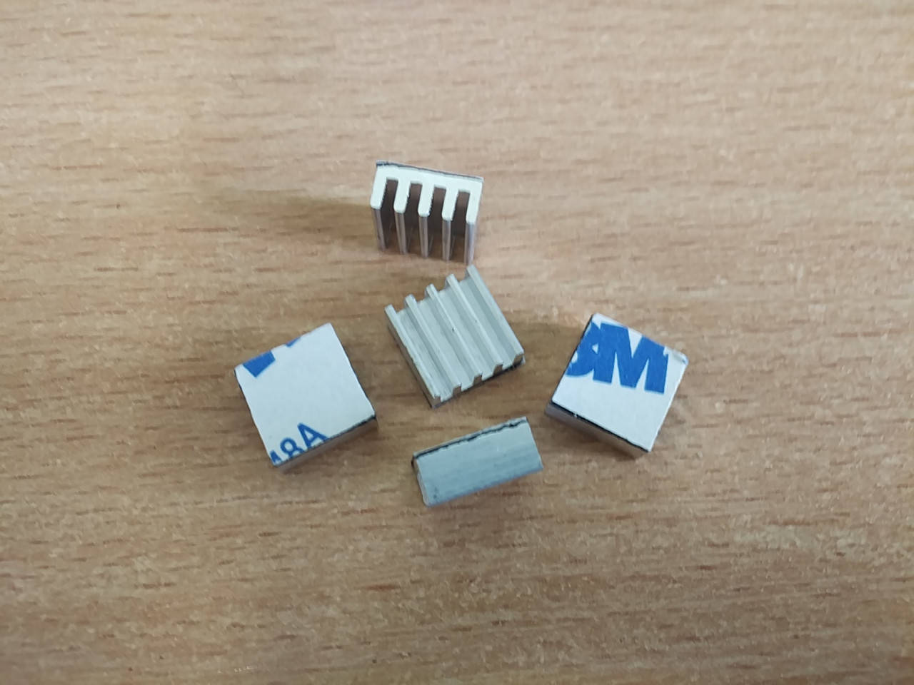 

Ребристый Алюминиевый радиатор с термопрокладкой ЗМ (11х 11x5mm) 5 шт.