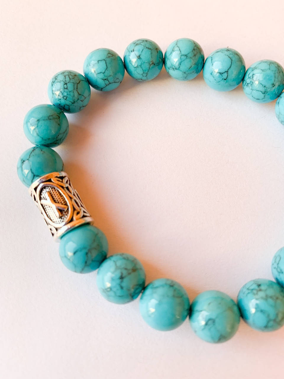 

Браслет из натурального камня Бирюза с Руной Наутиз