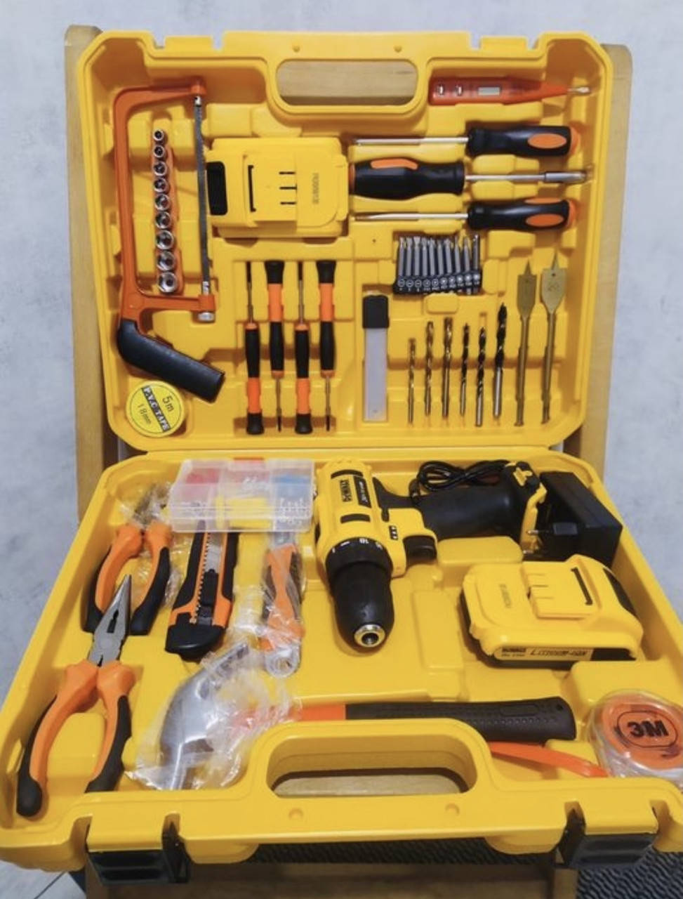 

Шуруповерт с большим набором инструментов 24в 5а/ч Dewalt DCD791 ТОП!