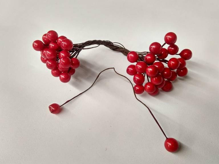 

Ягоды на проволоке Глянцевые 50 ягод . Мелкие. Цвет красный