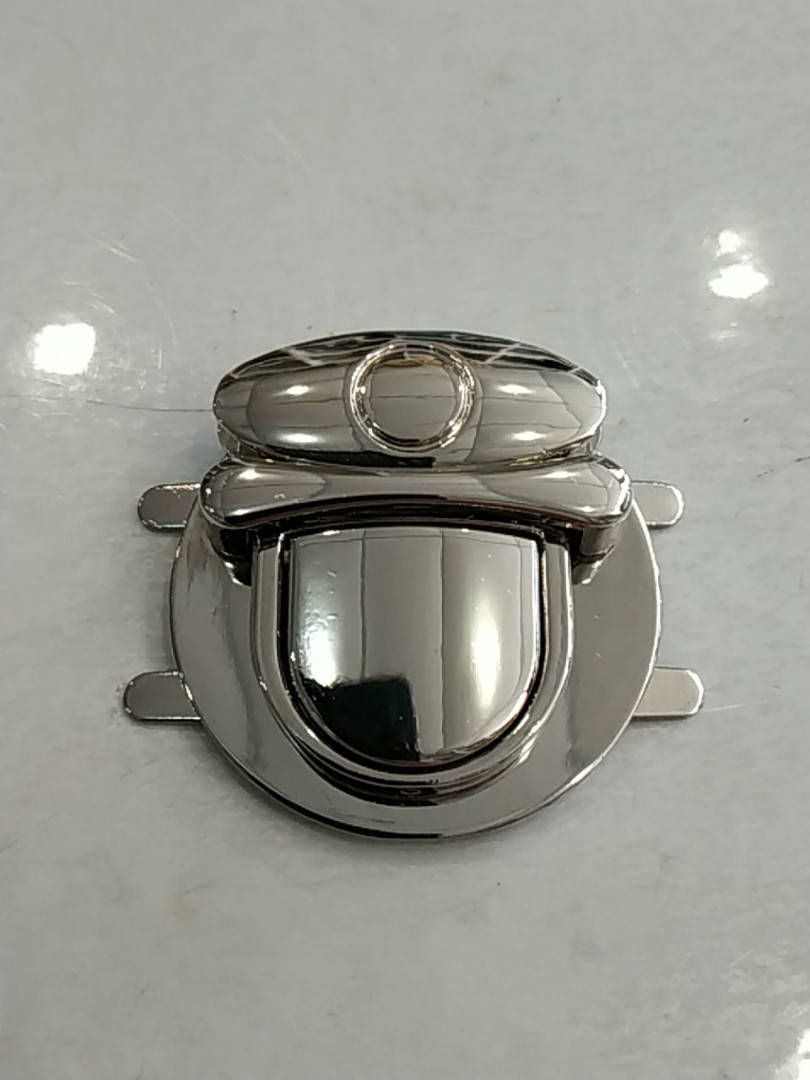 

Замок сумочный никель 45х45мм.