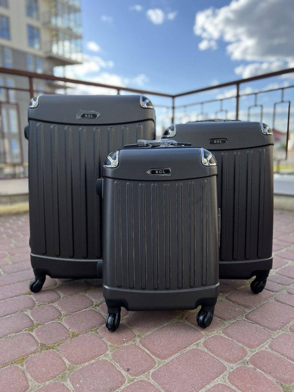 

Чемодан RGL 735  (L) на 4 колесах Графитовый