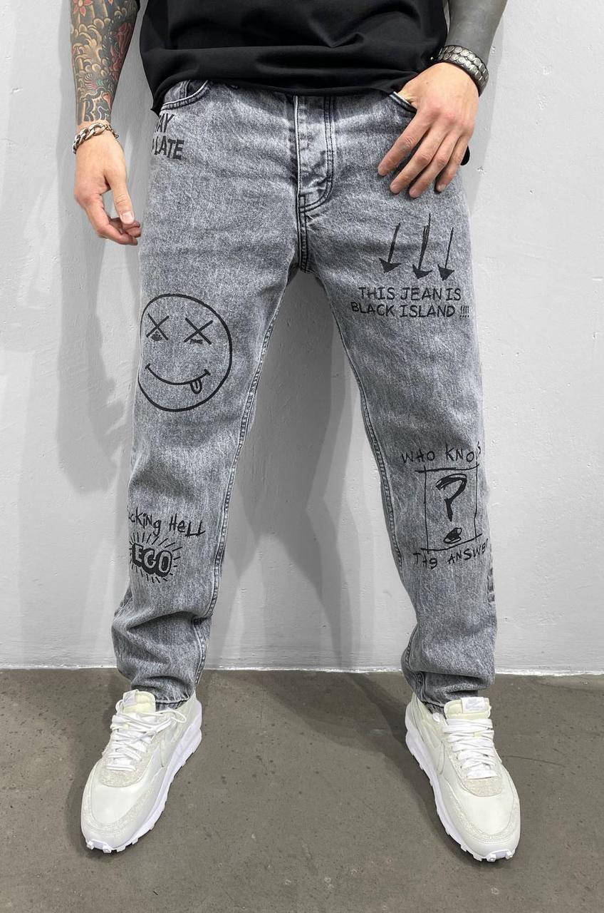 

Мужские прикольные джинсы MOM (светло-серый) принтованные 34
