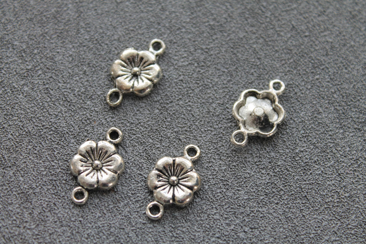 

Фурнитура коннектор цветочек, 18\10 мм, цвет - серебро, 1 шт