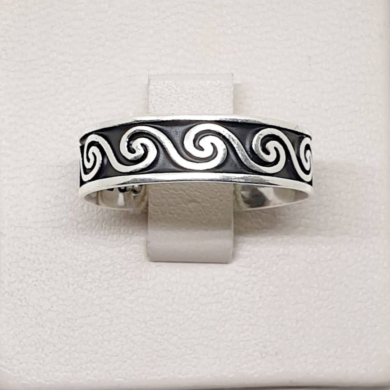 

Кольцо серебряное 19 2,94 г