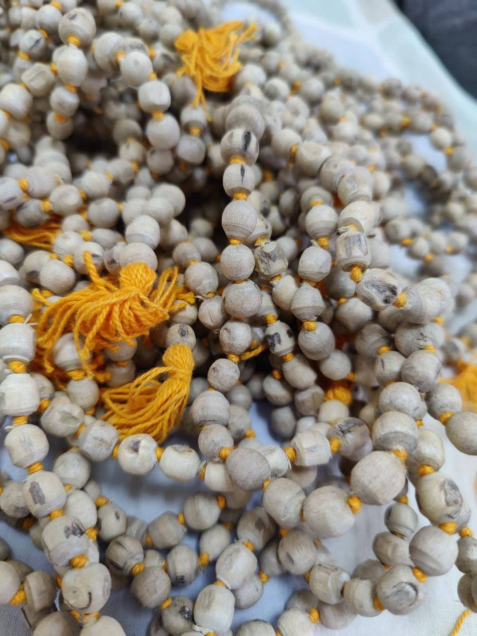 

Чётки мала из дерева Туласи обработанные, перевязанные до 8мм, 108 бусин, Аюрведа Здесь