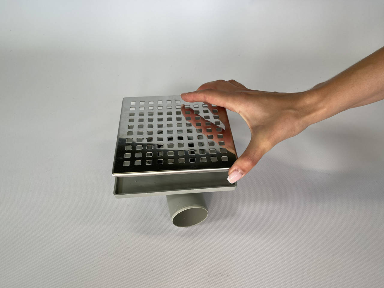 

Трап пластиковый, с нержавеющей решеткой с горизонтальным выходом D50, 15*15 см, Хром