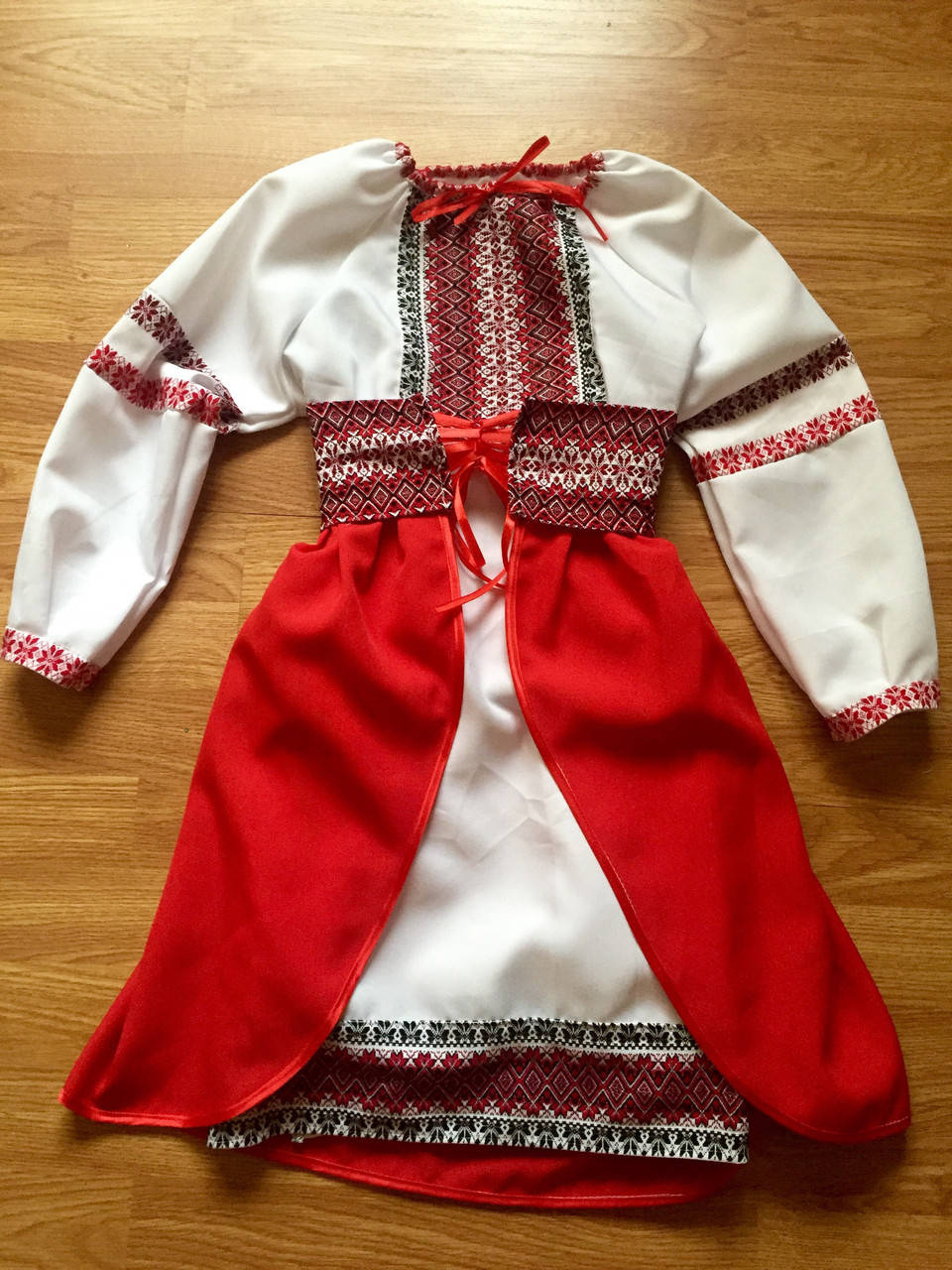 

Вышитое платье для девочки, Красный