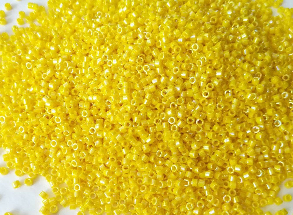 

Японський бісер Miyuki Delica 11/0 DB0160 Opaque Yellow AB