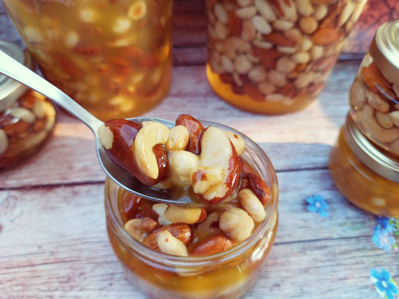 

Мёд подсолнуха с орехами Ассорти 0,25 л (280 грамм)