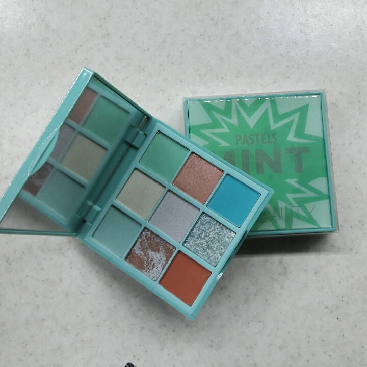 

Палетка теней Mint Huda Beauty